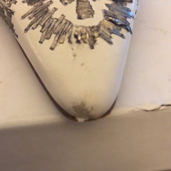 Manolo Blahnik White Leather Mules w/silver embroidery. - Picture 4 of 11